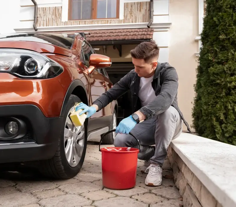 Lavage auto à domicile Saint-Urcize : professionnel intervenant sur un véhicule